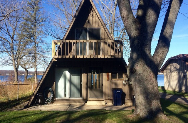 Cute Mid-Century Cottage on Fine Lake!