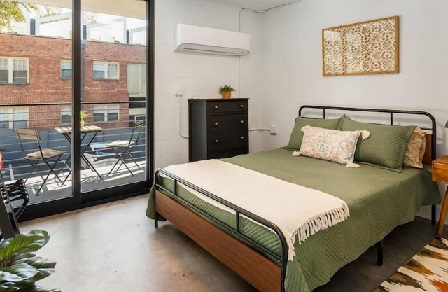 Cute Studio with Queen Bed, City Walkable!