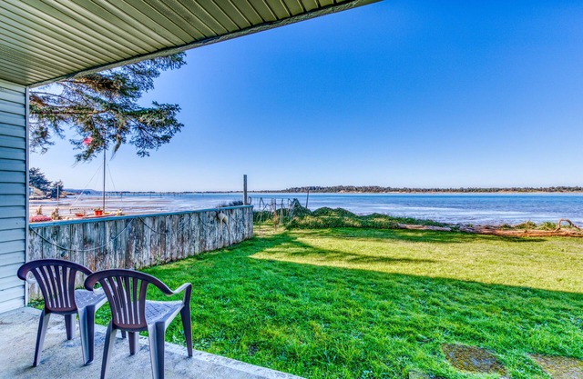 Cute Waterfront Cottage with Private Washer/Dryer & Wonderful Views of the Bay