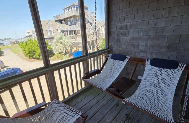 CV8A: Crow's Nest A -2nd floor 1BR villa, spacious living area.