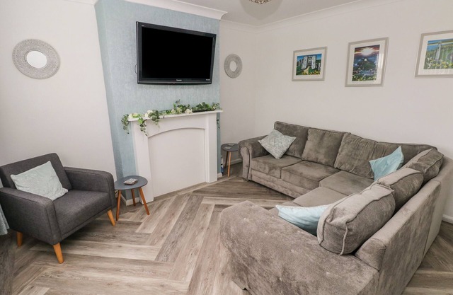 CWTCH AR Y MOR, pet friendly, with hot tub in Burry Port