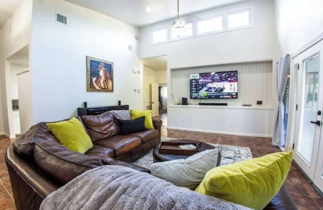 D' Retreat! Spacious, Dog friendly, Pool, Sleeps14