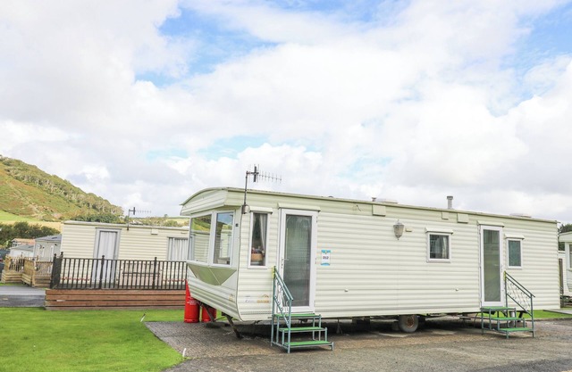 D12 TREETOPS, pet friendly, country holiday cottage in Aberystwyth