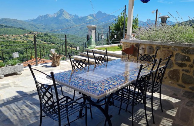 DA ERCOLE casa vacanze di lusso con giardino, piscina e idromassaggio.