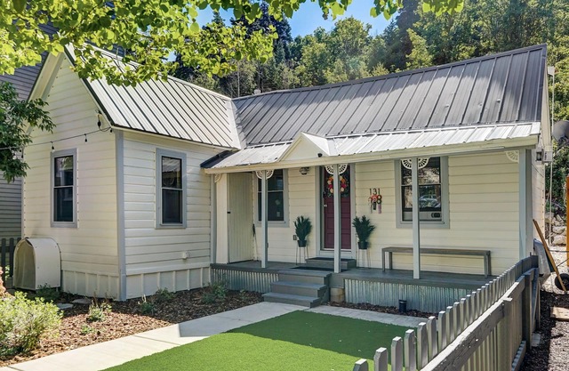 Daly Ave - Historic Ski Cottage, Top of Main Street