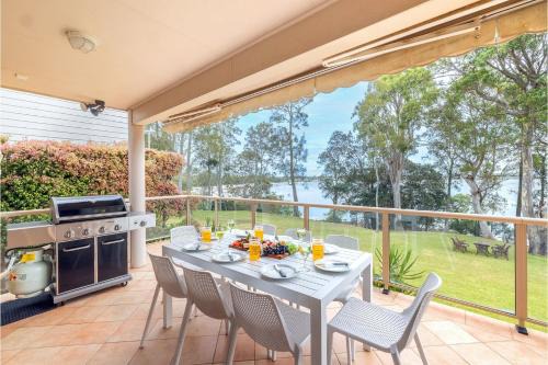 Danalene, 44a Danalene Pde - stunning waterfront property with Air Con, WI-FI, Double Lock Up Garage & Boat Parking