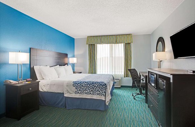 Days Inn by Wyndham Dallas Garland West