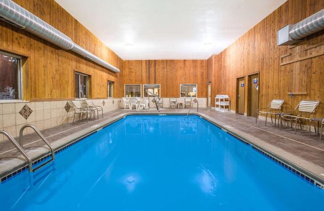 Days Inn by Wyndham Evansdale Waterloo