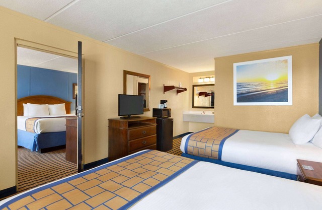 Days Inn & Suites by Wyndham Fort Bragg/Cross Creek Mall