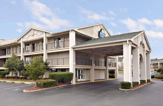 Days Inn & Suites by Wyndham Mobile