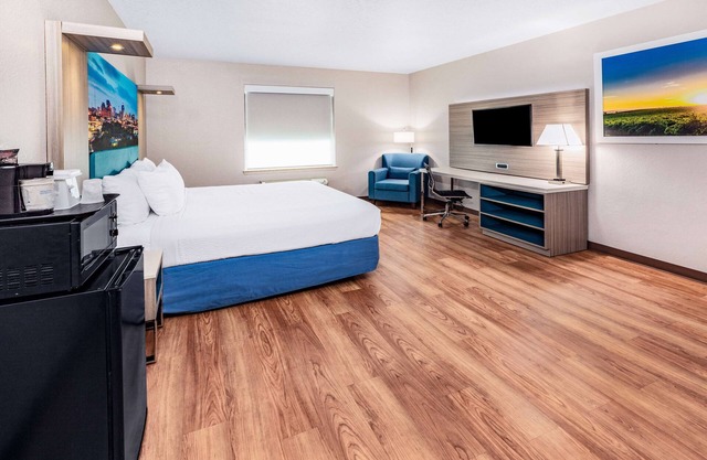 Days Inn & Suites by Wyndham San Antonio near Frost Bank Center
