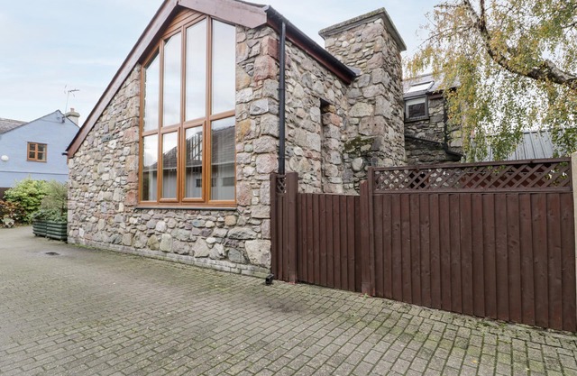 DDOL HELYG BARN, pet friendly, character holiday cottage in Llanrug