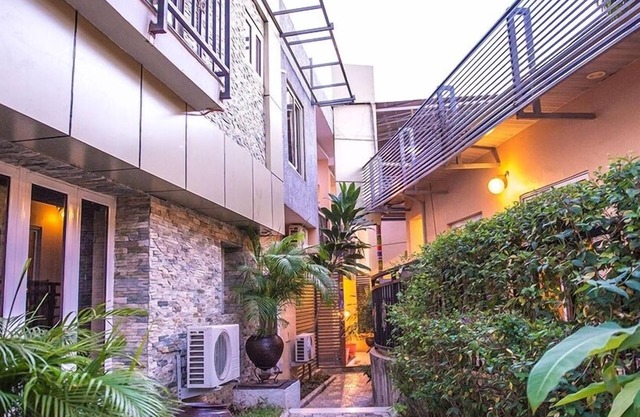 De Palatial Hotel and Apartments