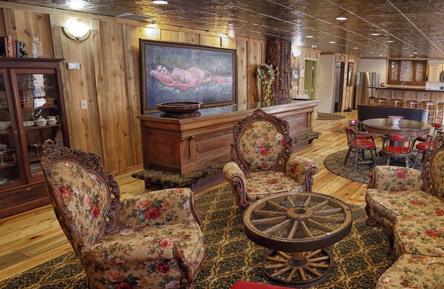 Deadwood Historic Brothel - 5 BR 4 BA in downtown Deadwood - Sleeps 12 - parking