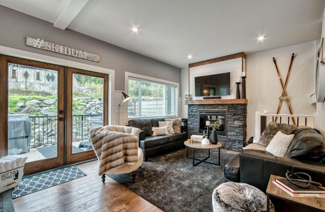 DEER DEN - “Ski In” 3BD/3BA family friendly spacious townhome with hot tub