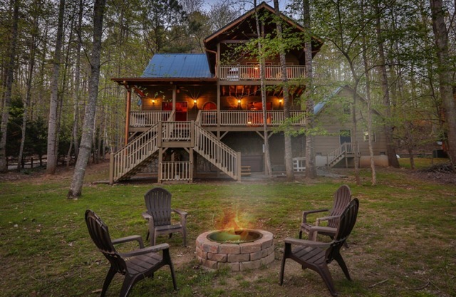 Deer River Retreat - River Front, Hot Tub, Dog Friendly/Minimum Age Requirement