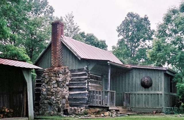 DeHart Cabin: Romantic 1860 Log cabin Retreat!