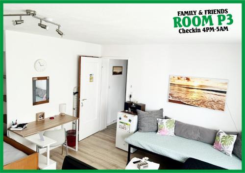 Deine Pension, Family & Friends Room P3, 5 beds, 25qm, Check-in 4PM till 5AM