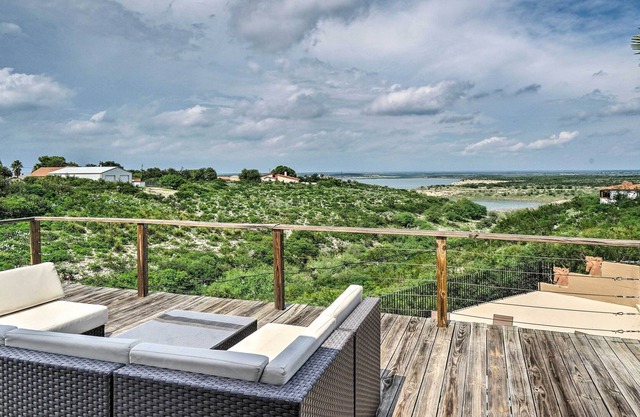 Del Rio Home w/ Lake Views & Private Outdoor Pool!