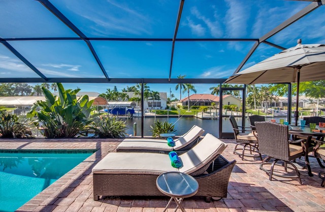 Delightful 3 BR waterfront Villa w. heated pool/dock/boat lift/fishing poles