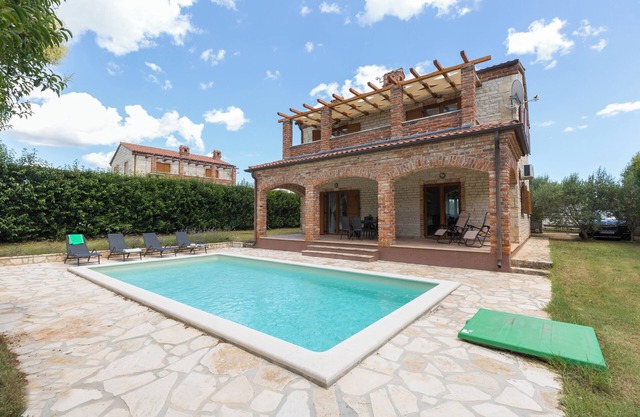 Delightful 4-bedroom Cottage & outdoor pool, indoor fireplace, AC, WiFi