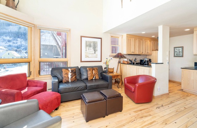 Delightful mountain condo with balcony - walk to lifts