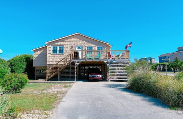 Delightful Oceanside Home Steps to Tranquil Beach: Soak up the Sun and Seabreeze