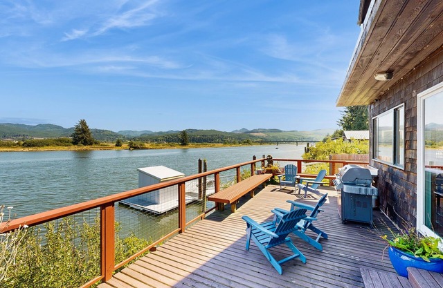 Delightful Riverfront House with Deck, Gas Grill, Washer & Dryer