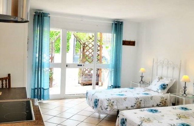 Delightful Studio 'Rubite' w/Mountain Views, sleeps 2, country holiday complex