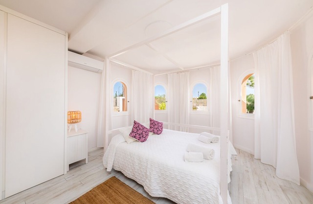 Delightful villa with pool at less than 5 minutes walk to the center of the town