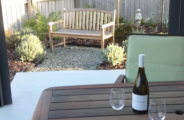 Delightful, warm Richmond home close to holiday attractions.