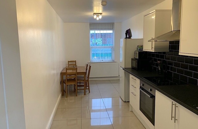 Deluxe Apartment Rusholme 2