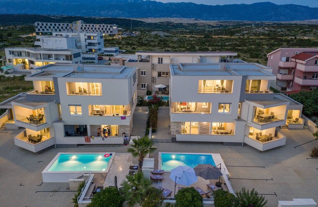Deluxe Apartments for 10 with Pool