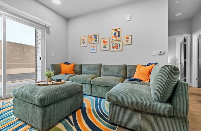 Deluxe Apt Near Bike Trails, Top Golf, Pool, Central,Free "P",Bike Storage