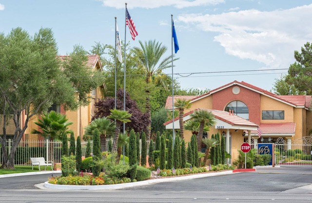 Deluxe Condo w/ Free Shuttle to Strip, Resort Putting Green & Outdoor Pool