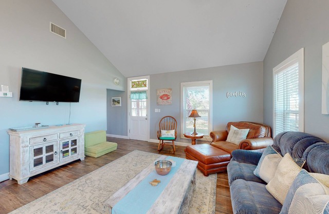 Deluxe Getaway on Big Corner Lot - Great Locale Near Bay