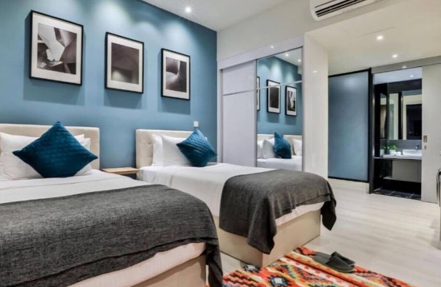Deluxe King Suite with Twin Tower View 18