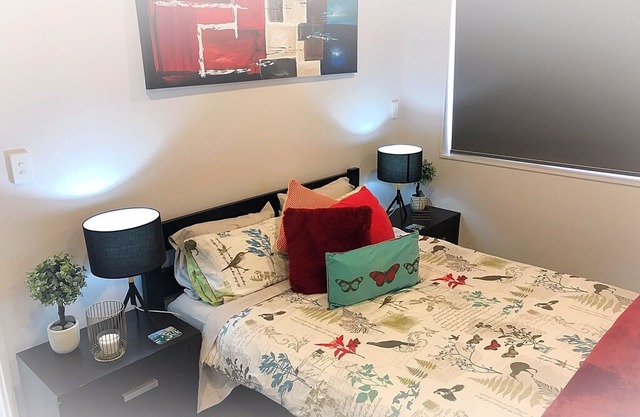 Deluxe Queen Private Room 1 | Private Bathroom - Flatbush Holiday Accommodation