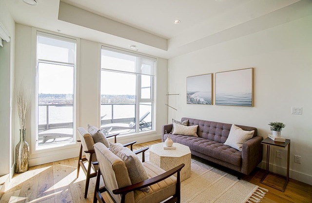 Deluxe River View 2 Bedroom Townhome 3 Mins to Columbia Sky Train and Pier Park