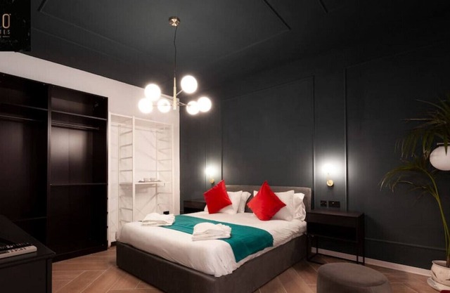 Deluxe Suite, King sized Bed, Harbour & Marina+ AC