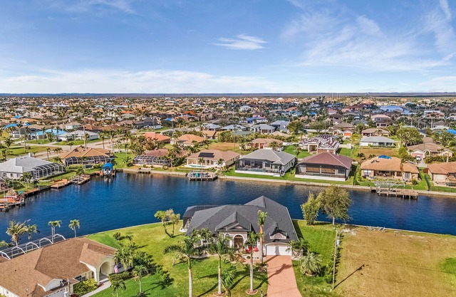 Deluxe villa, southwest facing, heated pool & spa, large corner lot, Gulf access