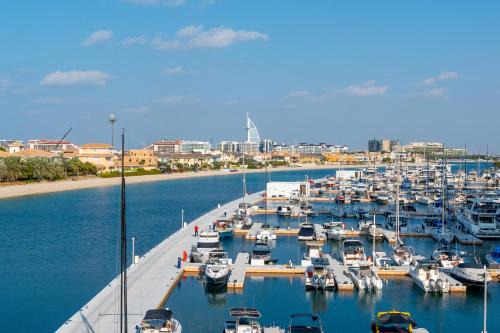 Deluxe Waterfront Unit in Heart Of Dubai Palm Jumeirah