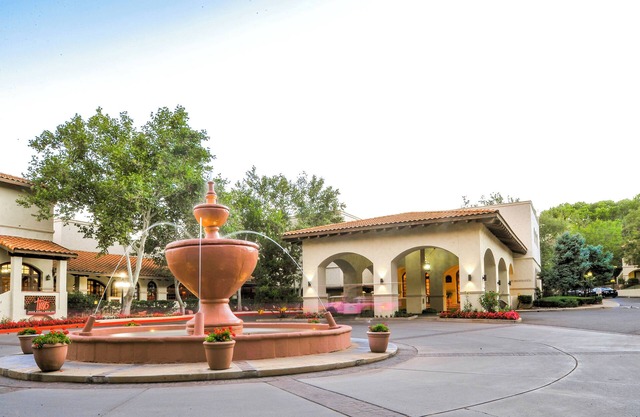 Desert Adventure Awaits! Pool, Spa, Restaurant, Free Parking!