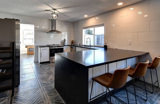 Desert Diamond 4 BR w/Pool & Spa by Cubs Staduim!