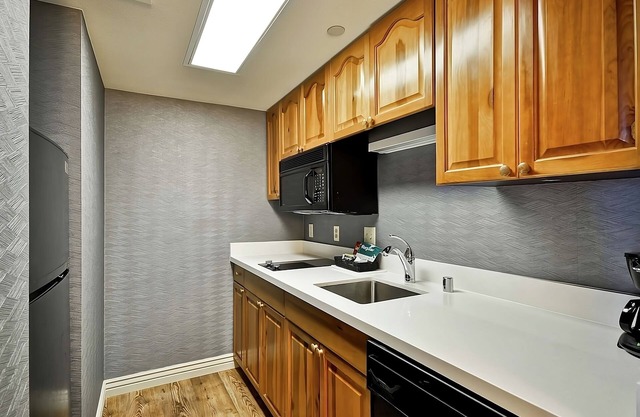 Desert Oasis Retreat in Phoenix! Free Breakfast, Pool, Kitchen, Pets Allowed!