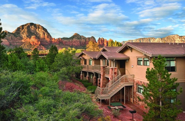 Desert Resort perfect for Hiking Cathedral Rock with access to outdoor pool and hot tub