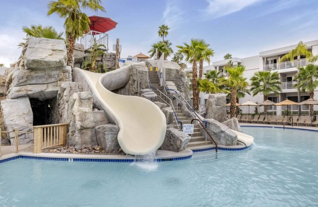 Desert Retreat Haven: Central 2 Units, Pool Oasis, Near Aerial Tram