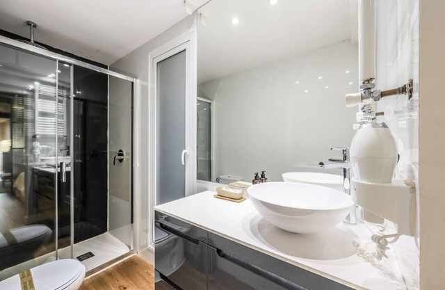 Design and Comfort in the Heart of Madrid Chueca I1I