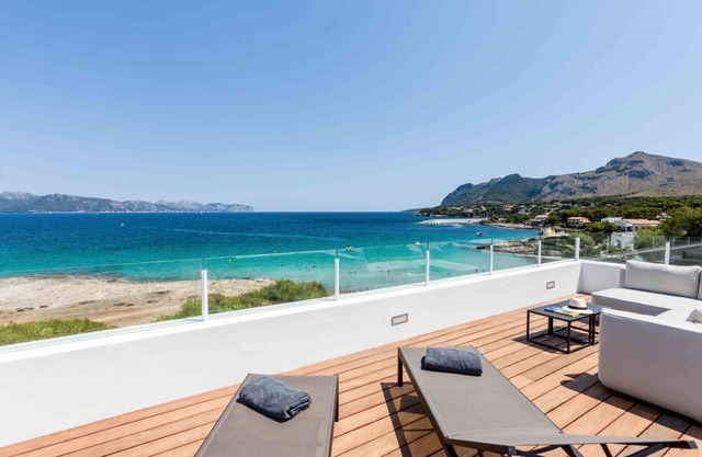 DESIGN VILLA OVER THE SEA IN MAL PAS, ALCUDIA, DIRECT ACCESS TO THE BEACH AND POOL