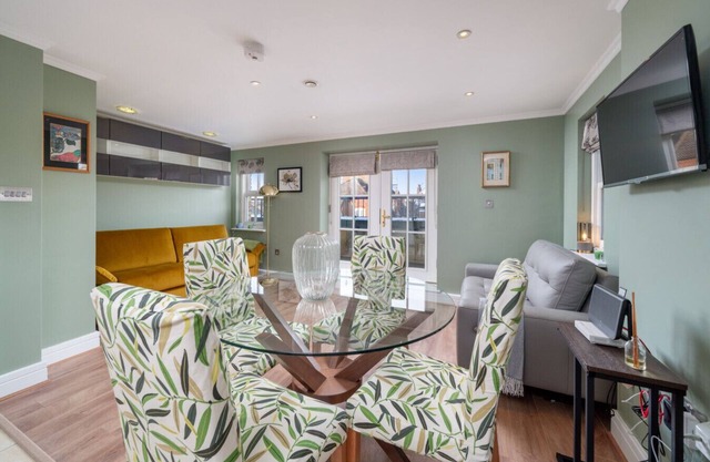 Designer 1 Bed Flat Barons Court Sleeps 4, Balcony